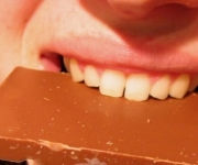 Шоколад улучшает состояние сердечно-сосудистой системы.